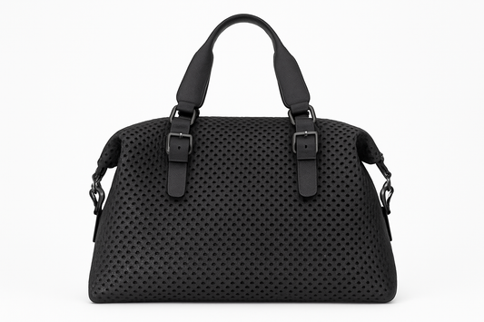 Schwarze Tasche mit weißem Hintergrund